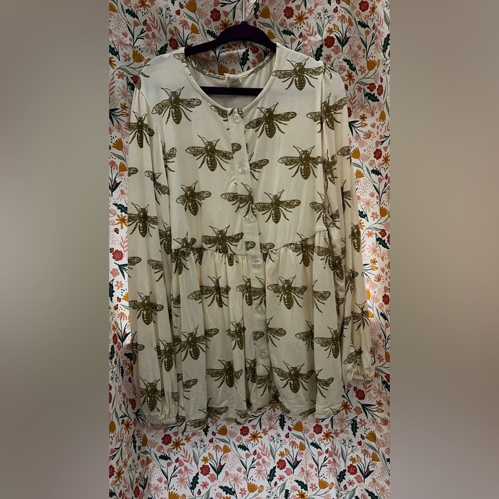 Kate Quinn bee top